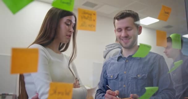 Compañeros discutiendo ideas de negocios en la oficina — Vídeos de Stock