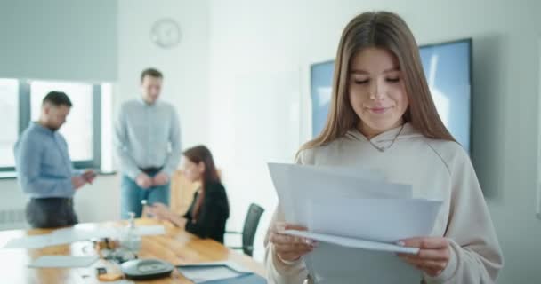 Ketidakpuasan perempuan ketika memeriksa dokumen di kantor dengan rekan kerjanya — Stok Video