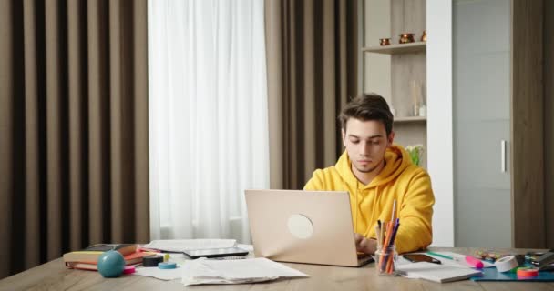 Mann wird glücklich, nachdem er Nachricht am Telefon am Tisch gelesen hat — Stockvideo