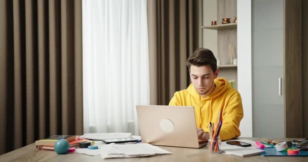 Ragazzo con cappuccio diventa felice dopo aver ricevuto il messaggio a tavola — Video Stock