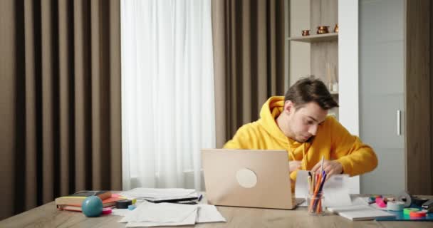 Hombre empleado en busca de documentos durante la conversación del teléfono inteligente — Vídeos de Stock