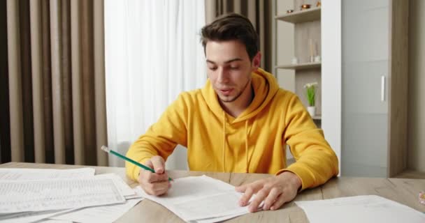 Estudiante masculino que sufre de ruido fuerte — Vídeos de Stock