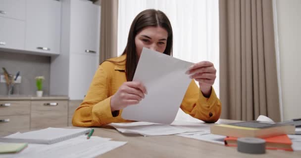 Gadis pemarah yang duduk di meja kerja kantor rumah tangga dengan marah menghancurkan dokumen kertas dengan marah melemparkan masalah-masalah di tempat kerja keputusasaan kemarahan — Stok Video