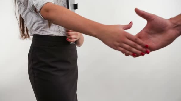 Business donna stretta di mano con un'altra persona isolare dover uno sfondo bianco — Video Stock