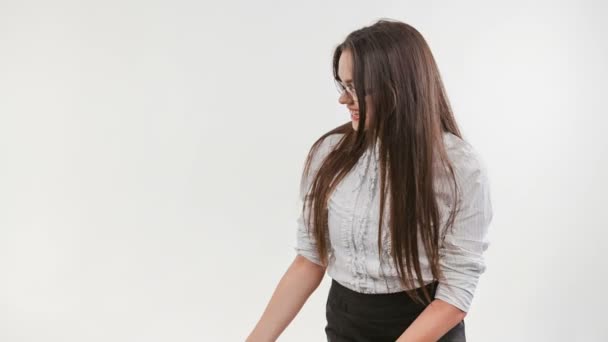 Mulher de negócios sorridente mostrar dedos. Modelo de cabelo longo isolado . — Vídeo de Stock