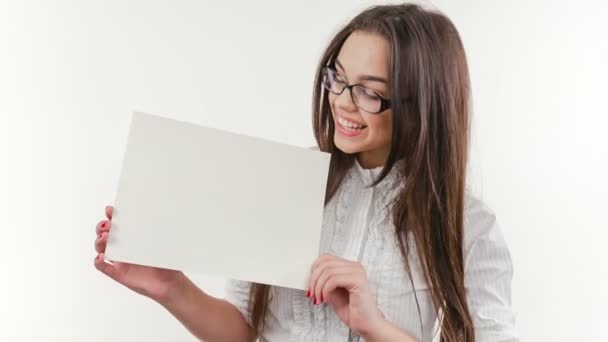 Adolescente chica hold blanco blanco papel en blanco — Vídeos de Stock