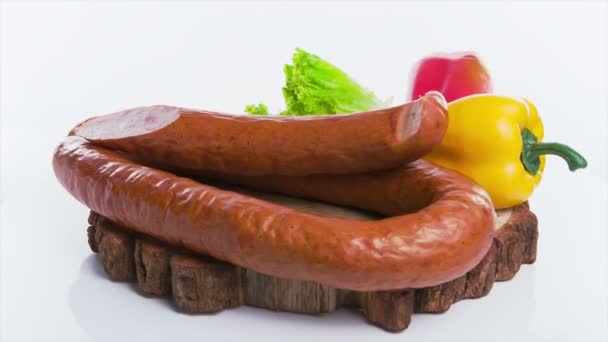 Колбаса с острым перцем на белом фоне — стоковое видео