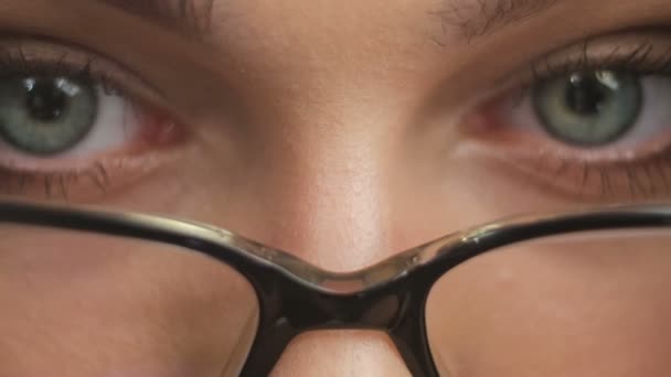 Gros plan d'une jeune femme portant des lunettes — Video