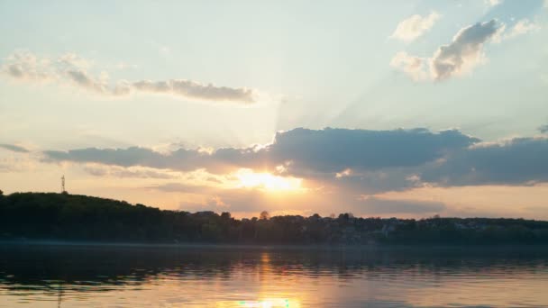 Beau coucher de soleil d'été dans le lac — Video