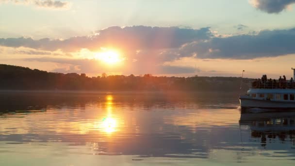 На заході сонця човен пливе — стокове відео