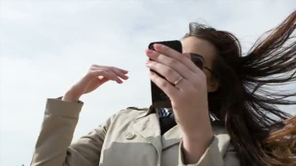 Красивая женщина с помощью мобильного телефона — стоковое видео