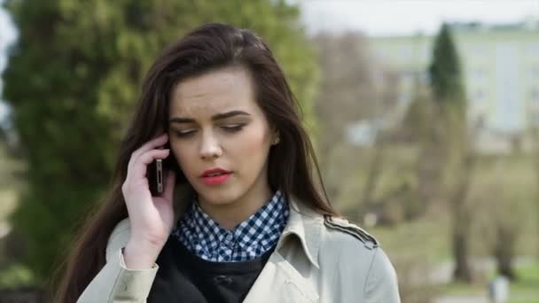 Jovem menina bonita feliz com fones de ouvido — Vídeo de Stock