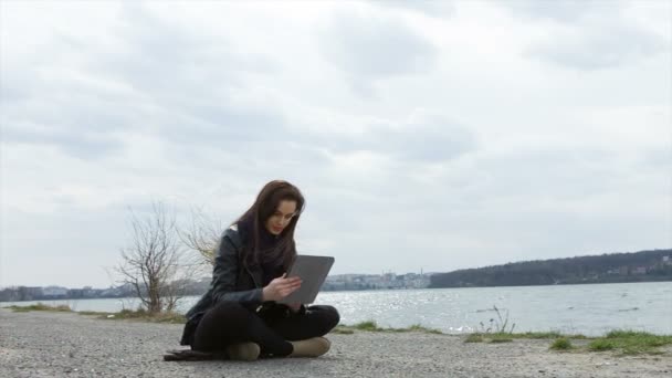 Jovem coberta com cobertor usando tablet PC — Vídeo de Stock