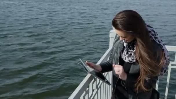 Schönes Mädchen mit Tablette am Strand — Stockvideo