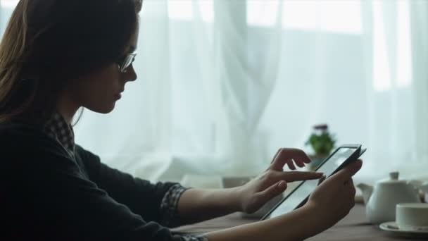 Mujer de negocios usando una tableta y un portátil en la cafetería — Vídeos de Stock