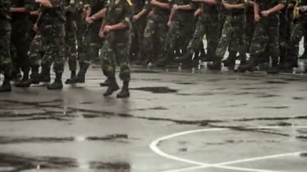 Soldiers marching in the rain — Stock Video