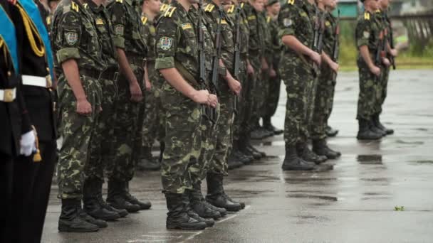 Soldaten in camouflage — Stockvideo
