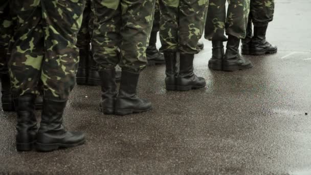 Soldados en camuflaje uniforme militar posición de descanso — Vídeo de stock