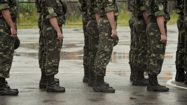 Українських вояків хрещені в рядах — стокове відео