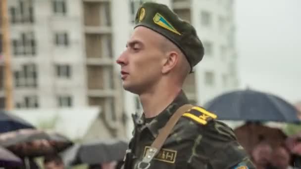 Soldaat stuurt Kalashnikov een andere soldaat — Stockvideo