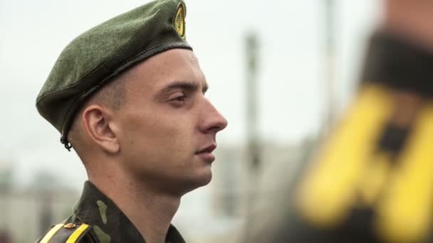 Regardez le soldat déployé dans l'armée. — Video