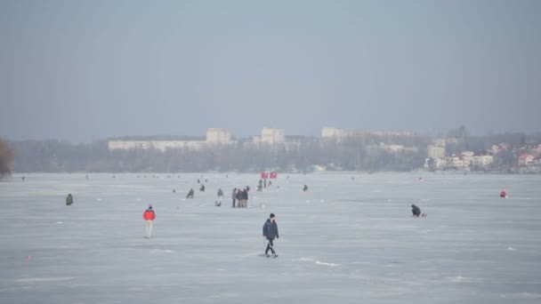 Donmuş bir göl II üzerinde yürüyen insanlar — Stok video