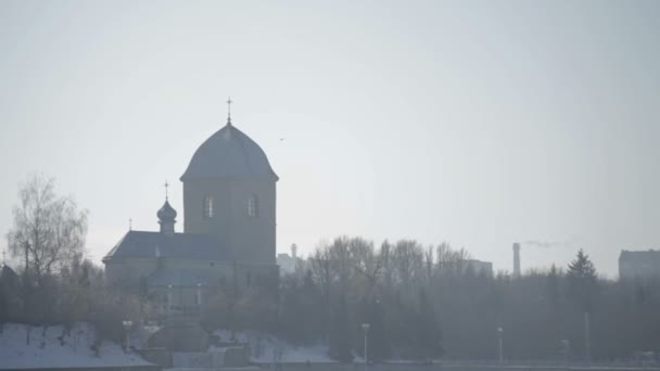 Gamla kyrkan i vinterdag — Stockvideo