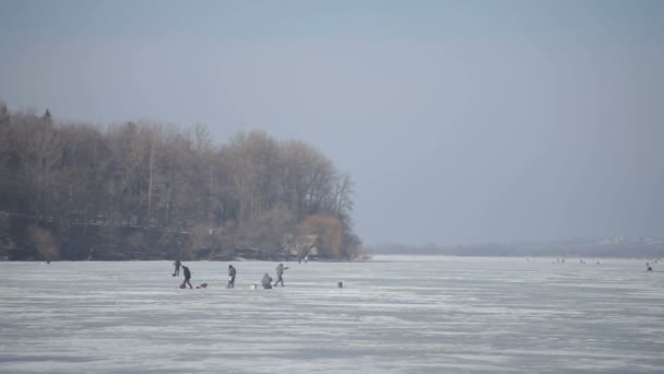 Рыбак на зимней рыбалке в морозный день — стоковое видео