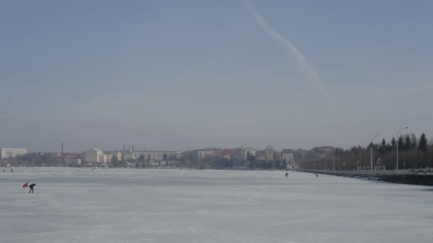 Frozen lake in the sity — Stock Video