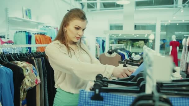 Mooie vrouw winkelen in kleding winkel — Stockvideo