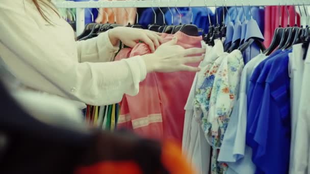 Mujer bastante elegante de compras en la tienda de ropa — Vídeo de stock