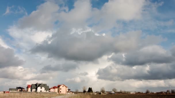 Nieuw huis op blauwe hemel — Stockvideo