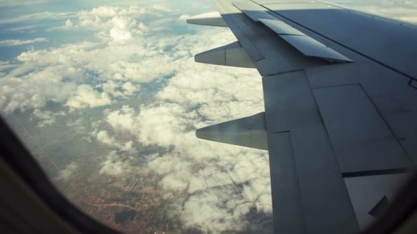 Zicht op prachtige wolk en vleugel van vliegtuig vanuit raam — Stockvideo