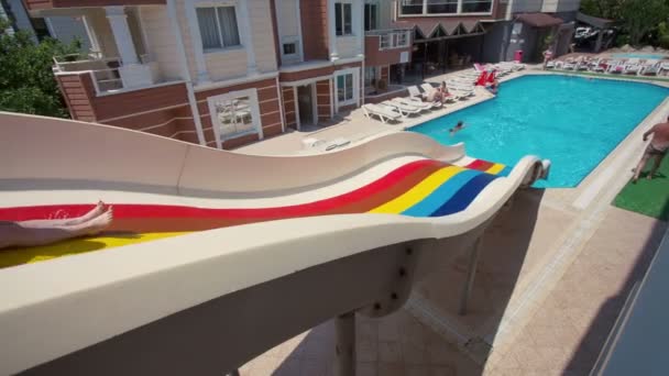 Niño en tobogán acuático en aquapark en el hotel. Vacaciones verano . — Vídeo de stock