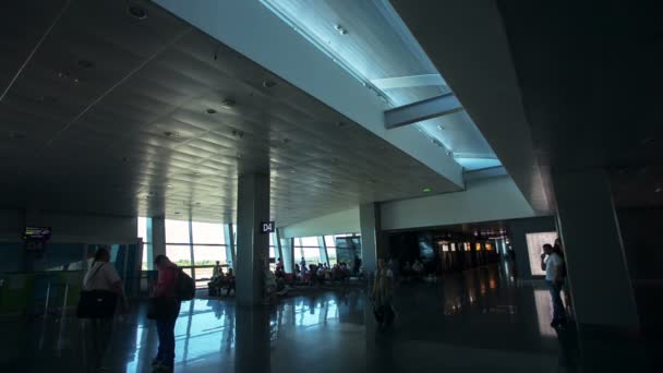 Siluetas de pasajeros en el aeropuerto. concepto sobre viajar — Vídeo de stock