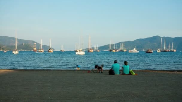 Familie entspannen am Meer mit Schiffen und Yachten — Stockvideo