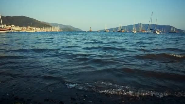 Bahía de mar con yates al atardecer — Vídeos de Stock