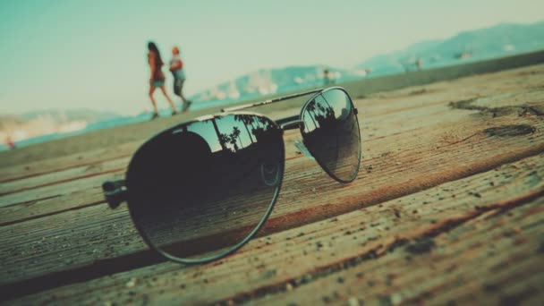 Mostrando siluetas de personas prohadyat gafas en la playa — Vídeo de stock