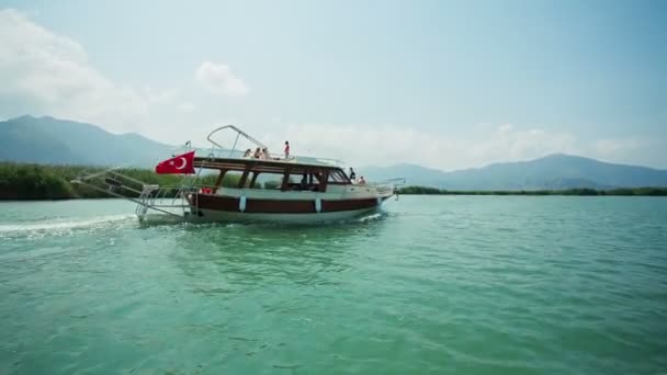 Speedboot drijvend in de rivier dalyan met vakantiegangers. Turkse praport. — Stockvideo