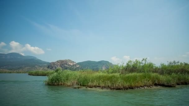 Dalyan Fluss in den Bergen in der Türkei Asien — Stockvideo