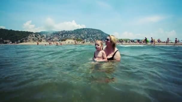 Agua sentada ola esperando madre con niño. Reocord de vídeo RAW . — Vídeos de Stock