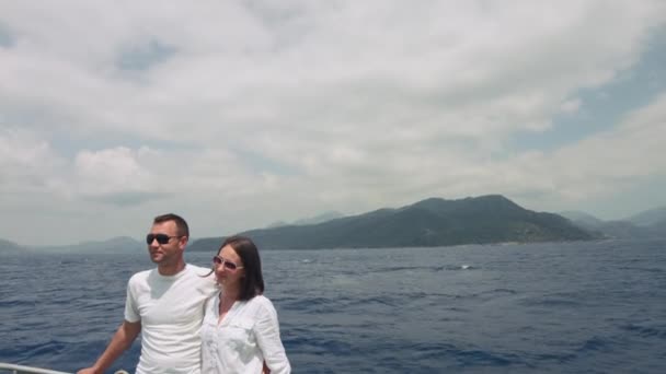 Deux amoureux marchent sur un yacht en haute mer. Enregistrement vidéo RAW . — Video