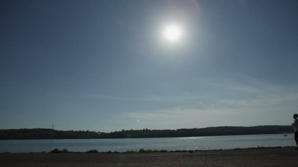 Three girls run along the lake. Sport silhouettes — Stock Video