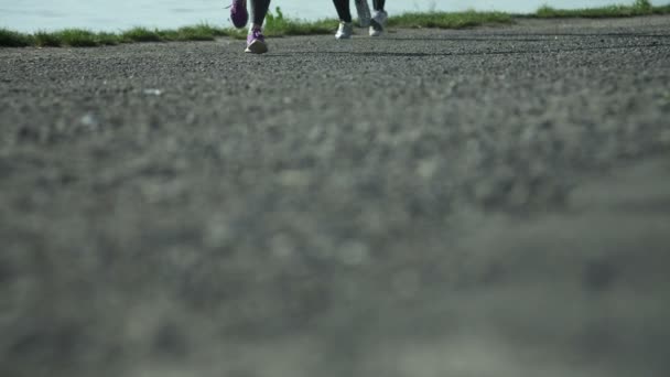 Närbild på benen medan du kör, användning av selektiv inriktning. — Stockvideo