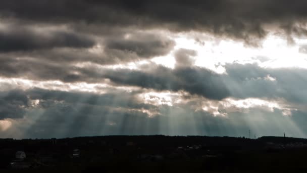 Solstråle i mörka moln och himmel före åska — Stockvideo