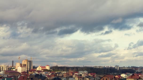 Großstadt mit Regenwolke im Hintergrund — Stockvideo