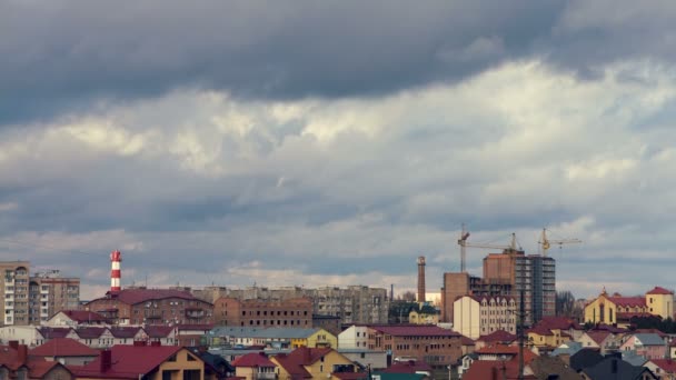 Bouřlivé nebe nad městem — Stock video