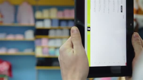 L'homme de la boutique utilise une tablette. Fonction tourner — Video