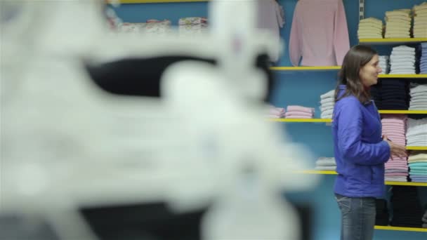 Iş ortakları bir giyim mağazası el sallamak — Stok video
