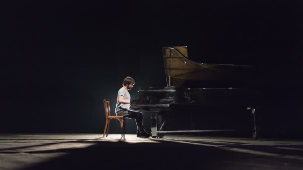 Hombre tocando el piano en el escenario — Vídeo de stock